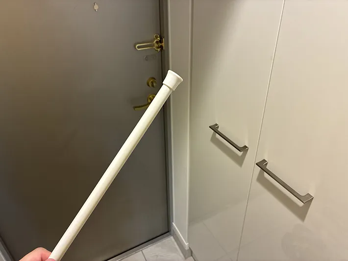 玄関で手にするつっぱり棒（撮影：grapeライフハック編集部）