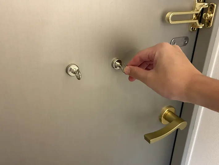 玄関に取りつけたマグネットフック（撮影：grapeライフハック編集部）