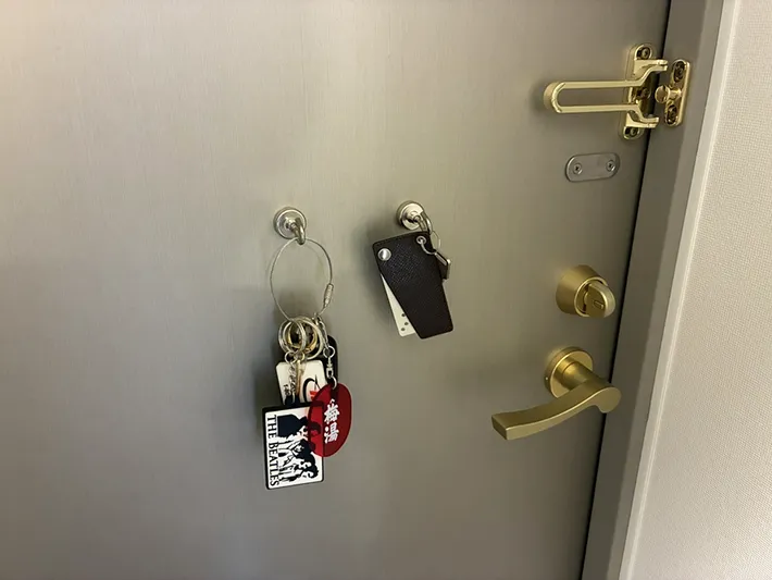 玄関に貼ったマグネットフックに引っかけた鍵（撮影：grapeライフハック編集部）