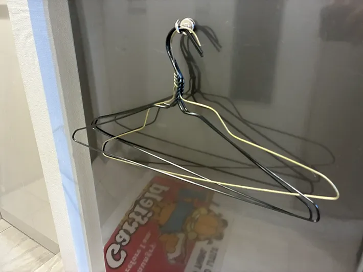 洗濯機のマグネットフックに引っかけたハンガー（撮影：grapeライフハック編集部）