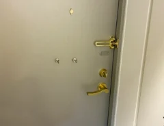 玄関に取りつけたマグネットフック（撮影：grapeライフハック編集部）