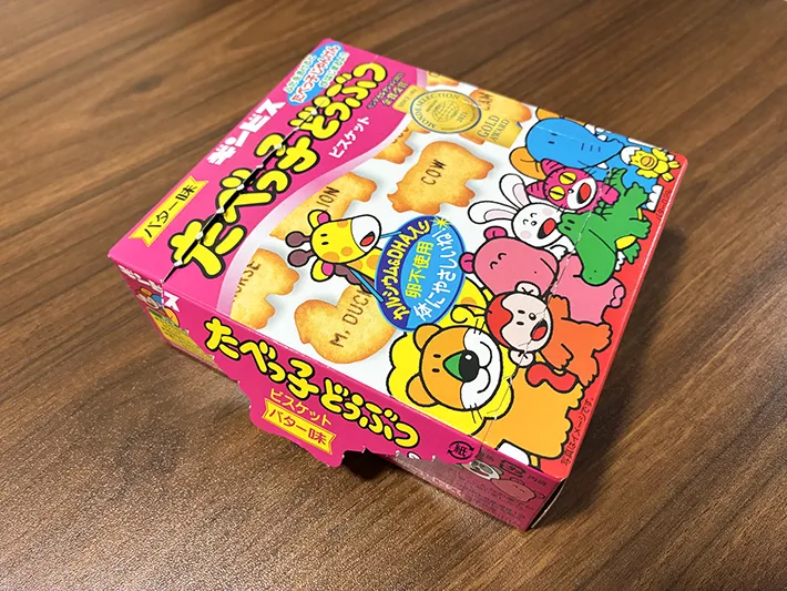 机に置かれたお菓子の空き箱（撮影：grapeライフハック編集部）