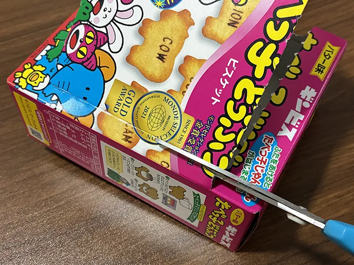 お菓子の空き箱に切り込みを入れる場面（撮影：grapeライフハック編集部）