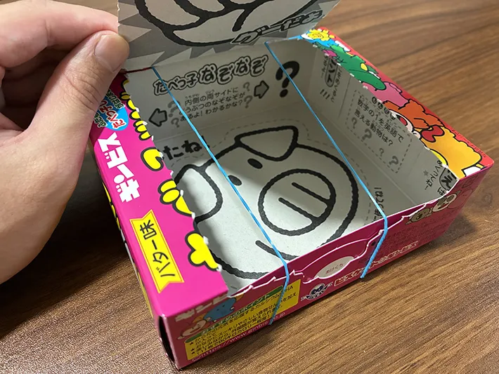 切り込みに輪ゴムを差し込んだお菓子の空き箱（撮影：grapeライフハック編集部）