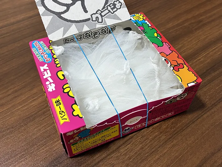 水切りネットを詰めたお菓子の空き箱（撮影：grapeライフハック編集部）