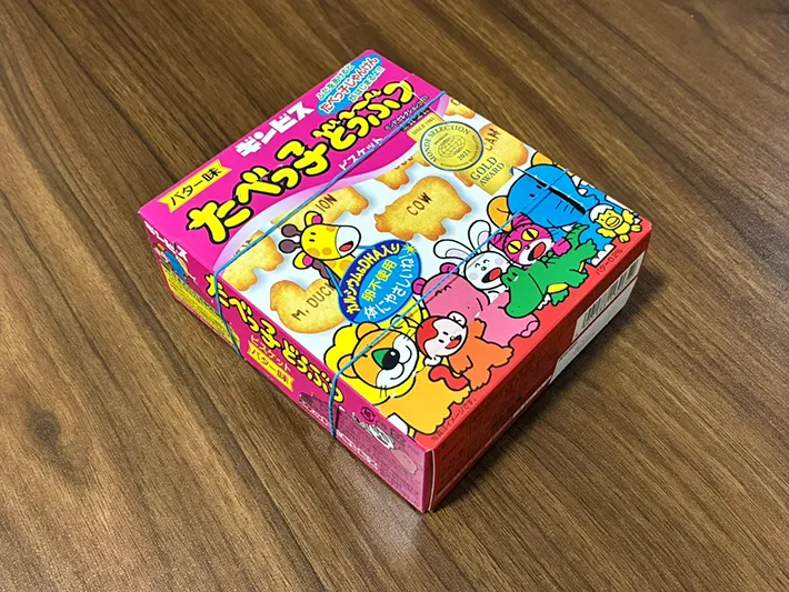 輪ゴムを巻いたお菓子の空き箱（撮影：grapeライフハック編集部）