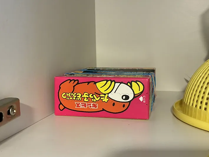 棚の中に入れたお菓子の空き箱（撮影：grapeライフハック編集部）