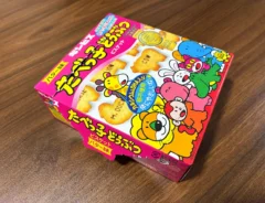 机に置かれたお菓子の空き箱（撮影：grapeライフハック編集部）