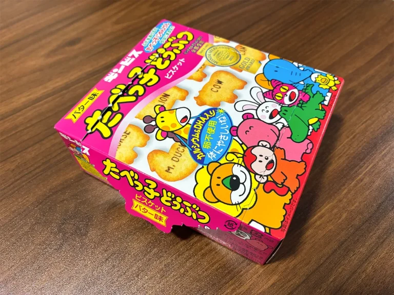 机に置かれたお菓子の空き箱（撮影：grapeライフハック編集部）