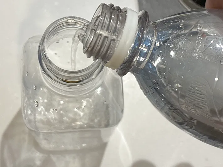 炭酸水をボトルに移す場面（撮影：grapeライフハック編集部）