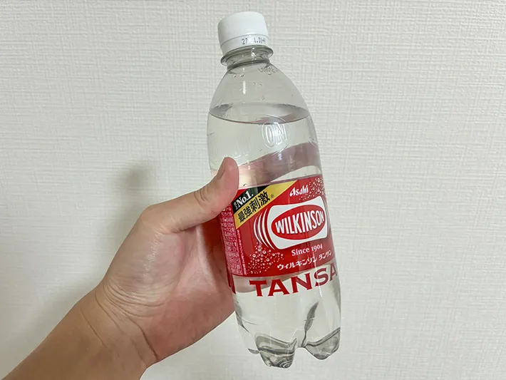 手に持った炭酸水（撮影：grapeフード編集部）