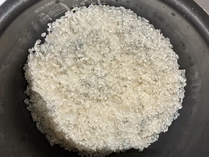 水で洗った米（撮影：grapeフード編集部）