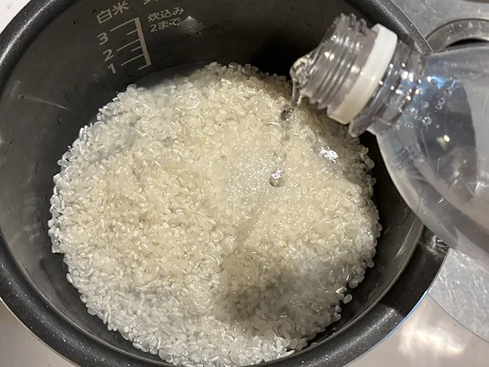 炊飯器に炭酸水を注ぐ場面（撮影：grapeフード編集部）