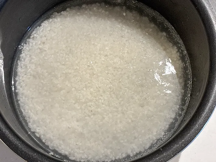浸水させる米（撮影：grapeフード編集部）
