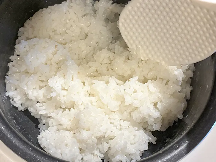 炊飯器が入った米にしゃもじを入れる場面（撮影：grapeフード編集部）