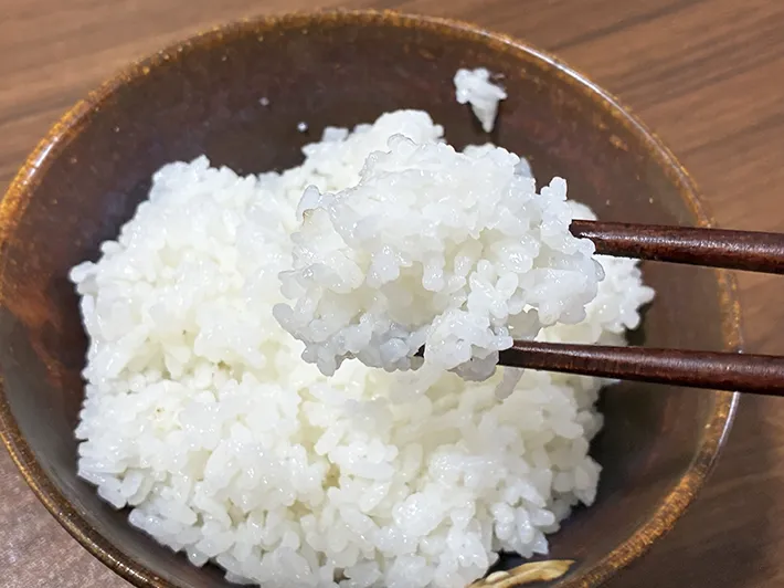 箸でつかんだ米（撮影：grapeフード編集部）