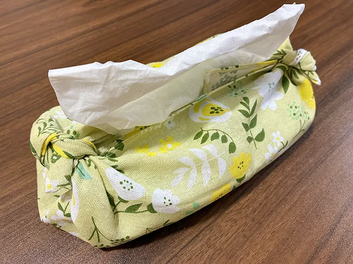 手ぬぐい1枚だけで完成したティッシュカバー（撮影：grapeライフハック編集部）