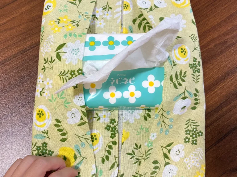 ティッシュにかぶせて左右からたたんだ手ぬぐい(撮影:grapeライフハック編集部)