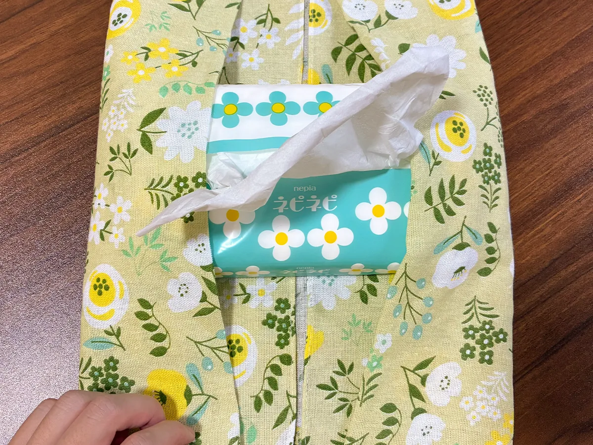 ティッシュにかぶせて左右からたたんだ手ぬぐい(撮影:grapeライフハック編集部)