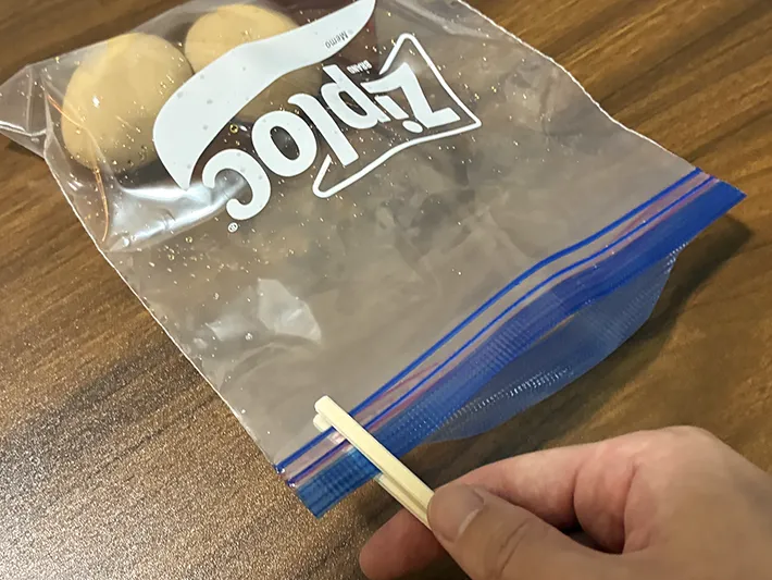 割り箸の先で口を挟んだジッパー袋（撮影：grapeライフハック編集部）