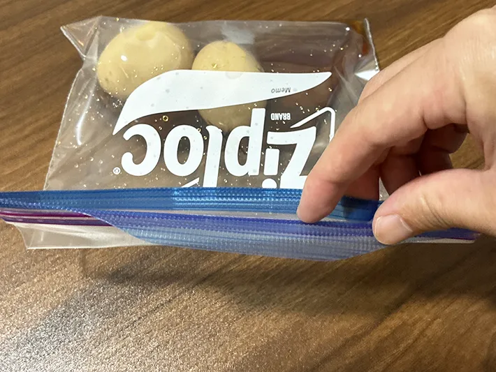 閉じられたジッパー袋の口部分（撮影：grapeライフハック編集部）