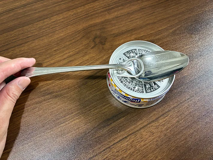 缶詰のプルタブに差し込んだスプーン（撮影：grapeライフハック編集部）