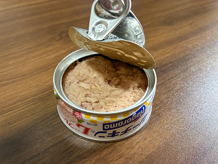 スプーンで開けた缶詰（撮影：grapeライフハック編集部）