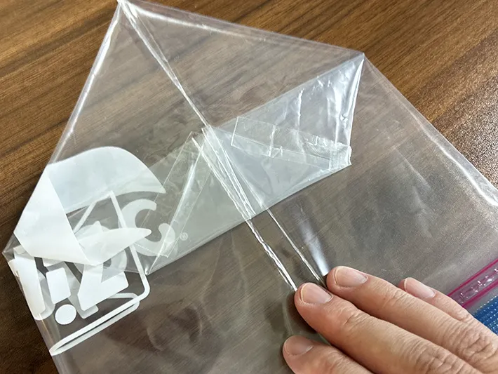 セロハンテープで固定したジッパー袋の底（撮影：grapeライフハック編集部）