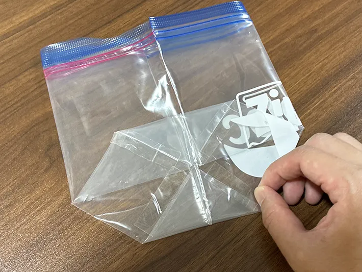 4か所をテープで固定したジッパー袋の底（撮影：grapeライフハック編集部）
