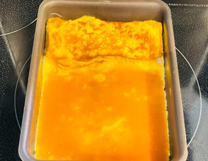 玉子焼きを巻いて、さらに卵液を入れた画像（撮影：エニママ）