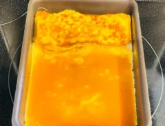 玉子焼きを巻いて、さらに卵液を入れた画像（撮影：エニママ）