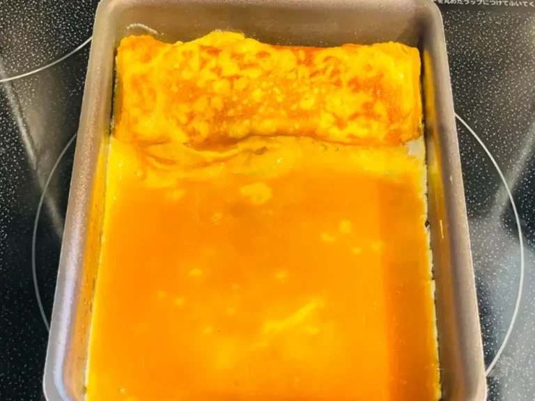 玉子焼きを巻いて、さらに卵液を入れた画像（撮影：エニママ）