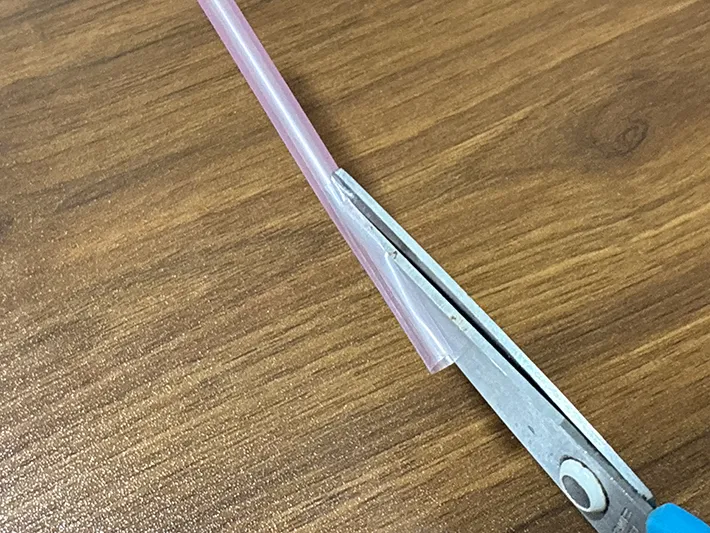 ストローに切り込みを入れる場面（撮影：grapeライフハック編集部）