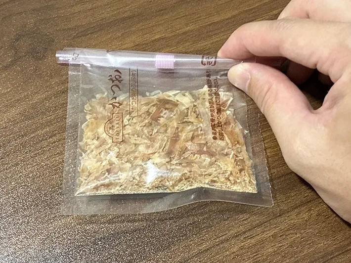 ストローで調味料袋を巻く場面（撮影：grapeライフハック編集部）