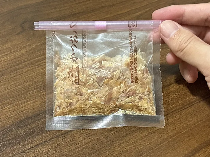 ストローで閉じた袋（撮影：grapeライフハック編集部）