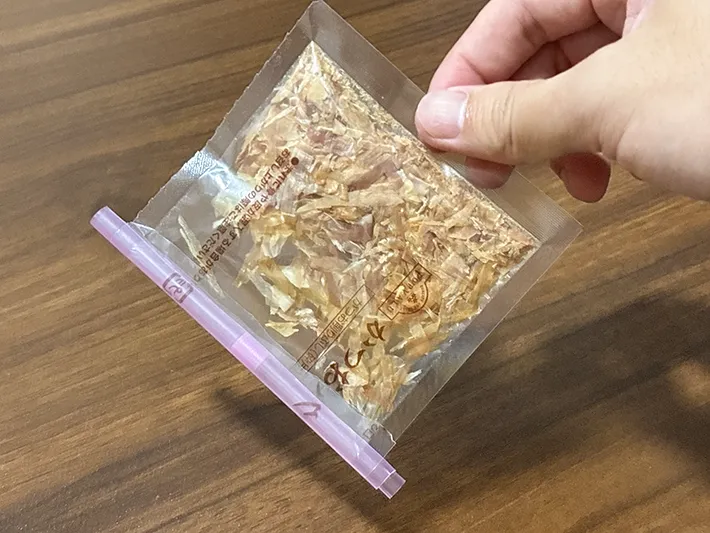 下に向けてもバラバラにならない調味料袋（撮影：grapeライフハック編集部）