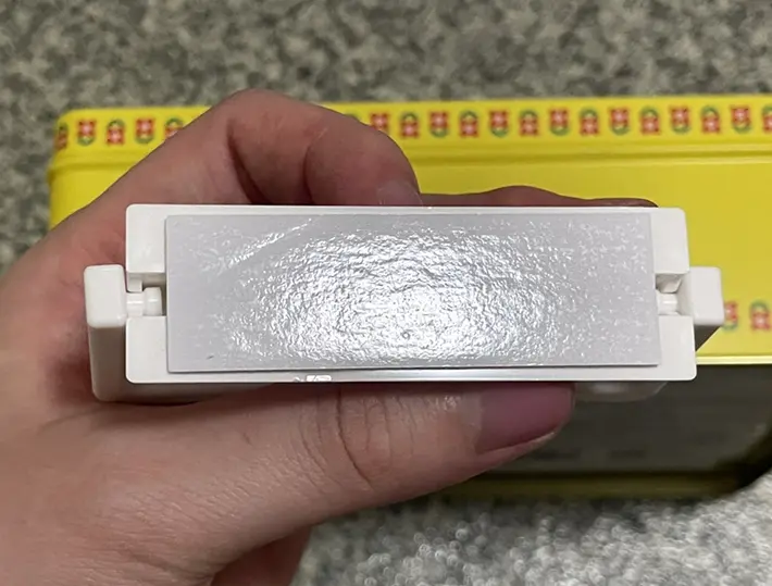 取っ手の粘着面の写真（撮影：grapeライフハック編集部）
