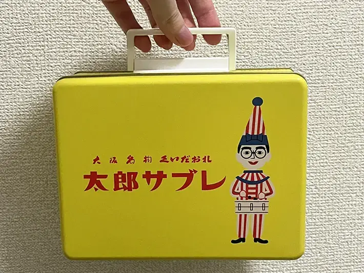 クッキー缶に取っ手を貼りつけた写真（撮影：grapeライフハック編集部）