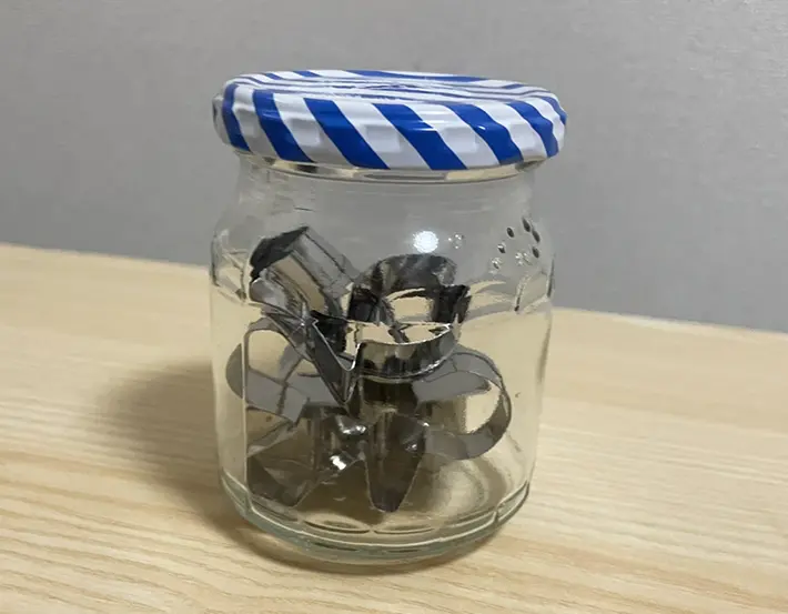 空きビンにクッキー型を入れた写真（撮影：grapeライフハック編集部）