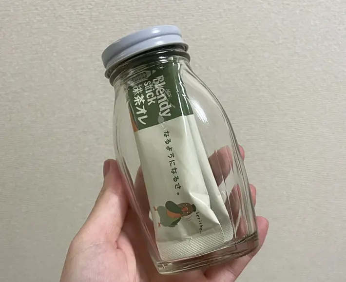 空きビンにスティックタイプの粉末ドリンクを入れた写真（撮影：grapeライフハック編集部）