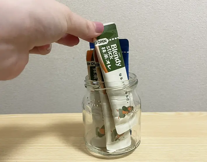 空きビンにスティックタイプの粉末ドリンクを入れた写真（撮影：grapeライフハック編集部）