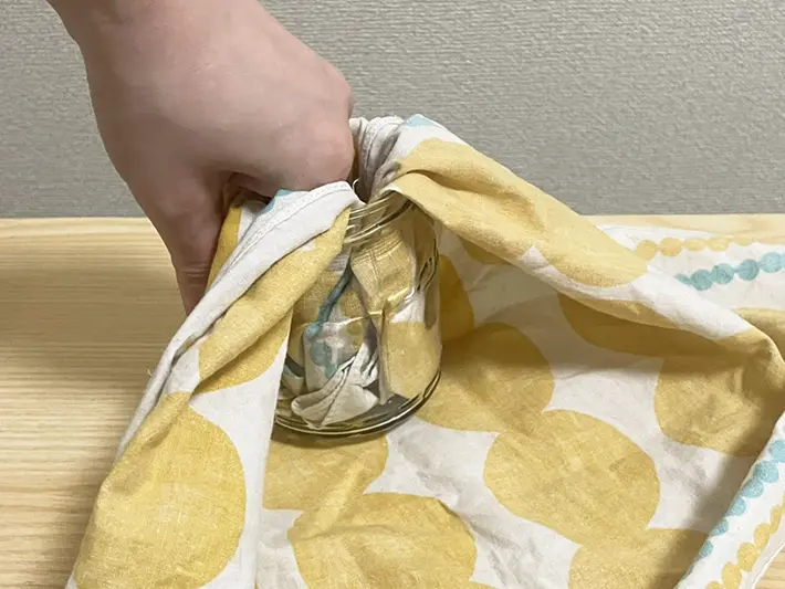 空きビンにハンカチを入れる写真（撮影：grapeライフハック編集部）