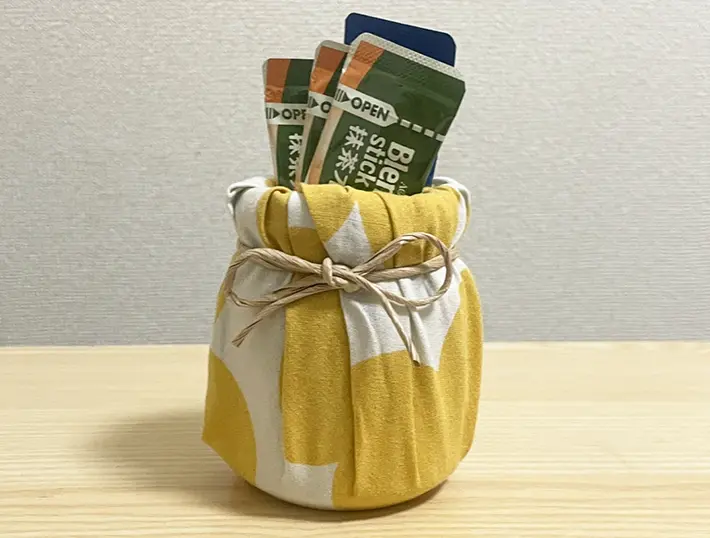空きビンをハンカチで覆った写真（撮影：grapeライフハック編集部）