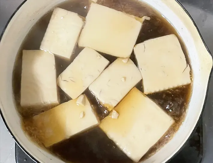 湯豆腐を作る写真（撮影：grapeフード編集部）