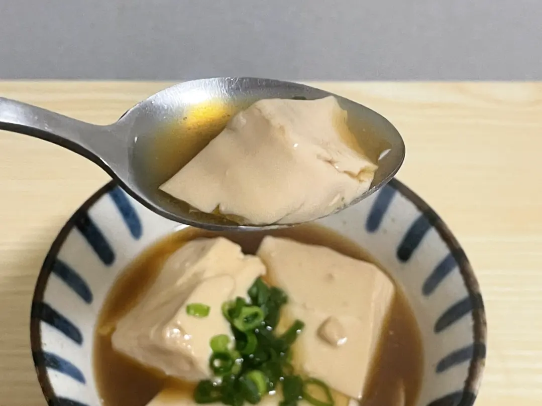 湯豆腐を食べる写真（撮影：grapeフード編集部）