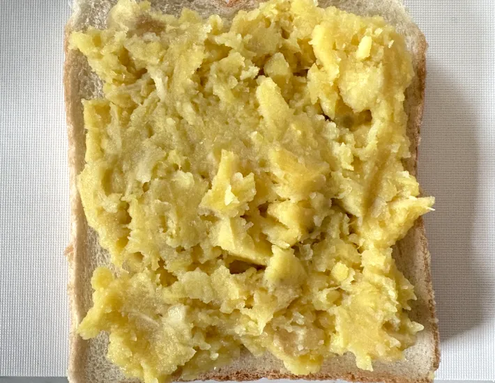 ペーストを食パンに塗った画像（撮影：エニママ）