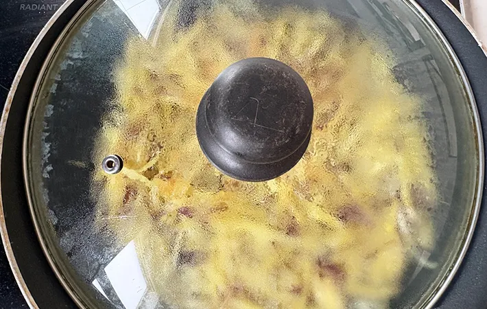 蒸し焼きにしている画像（撮影：エニママ）