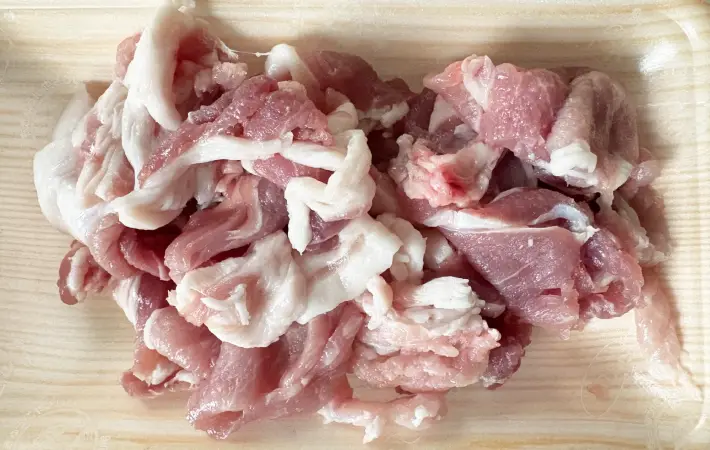 豚肉を切った画像（撮影：エニママ）