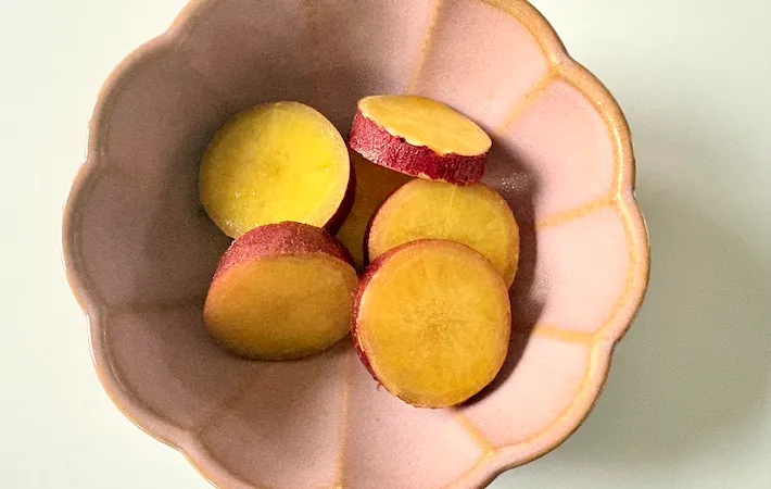 器に盛りつけた「さつまいものオレンジジュース煮」（撮影：エニママ）