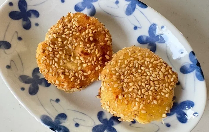 完成した「サツマイモのゴマ焼き」（撮影：エニママ）